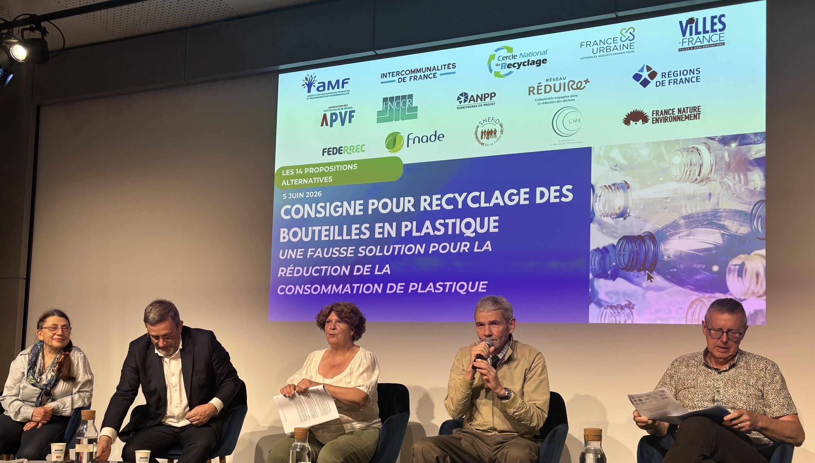 Conférence de presse sur la consigne plastique